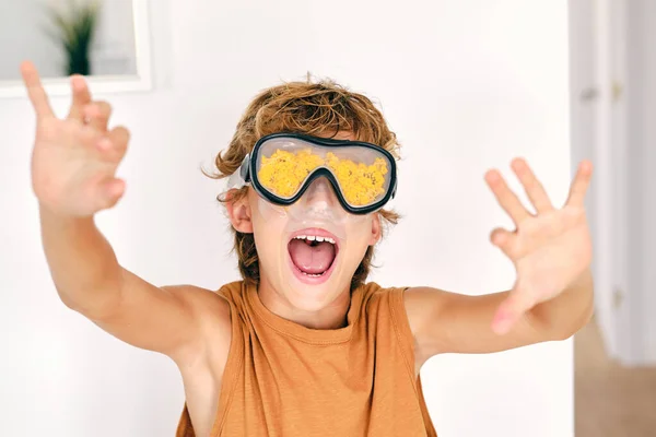 Nadšené Dítě Potápěčských Brýlích Řvaním Řas Nataženýma Rukama Světlém Domě — Stock fotografie