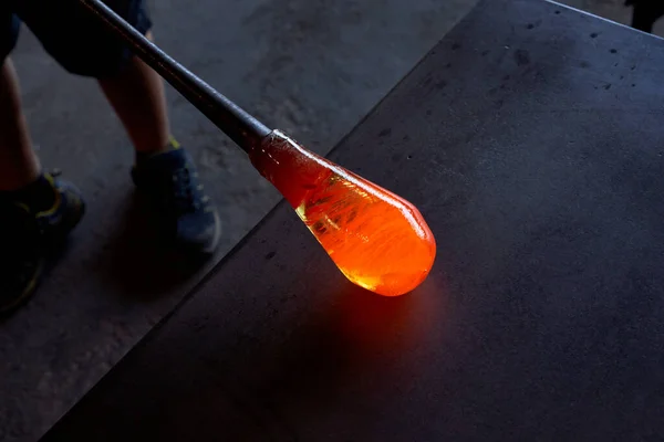 Anonymous Glassmith Putting Blowpipe Hot Melted Glass Black Table Dim — Stock Photo, Image