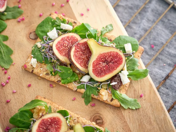 High Angle Whole Halves Ripe Figs Placed Wooden Cutting Board — Stock Photo, Image