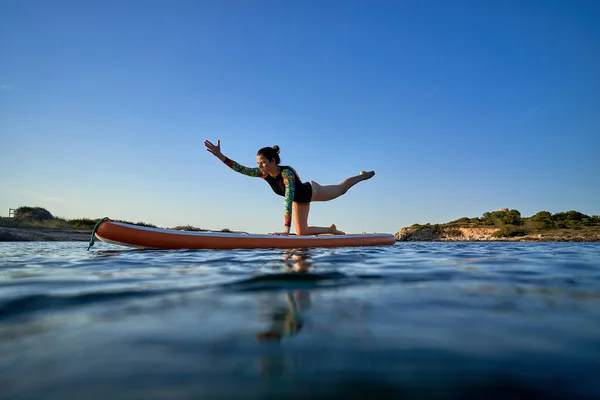 Dalgalı Denizde Yoga Yaparken Zıplayan Masa Pozunda Jip Üzerinde Duran — Stok fotoğraf