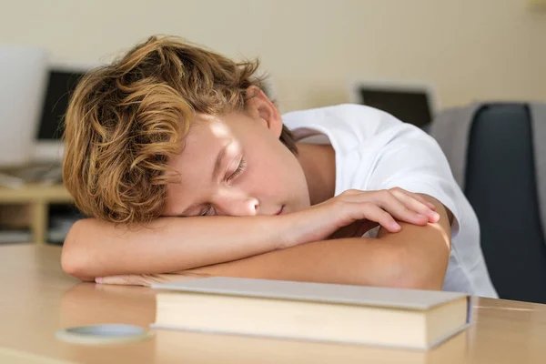 Estudante Cansado Deitado Mesa Madeira Com Livro Dormindo Durante Aula — Fotografia de Stock
