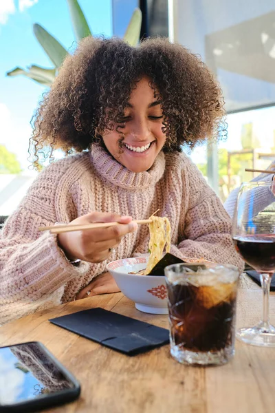 Contenido Joven Mujer Afroamericana Con Pelo Rizado Suéter Sentado Mesa —  Fotos de Stock