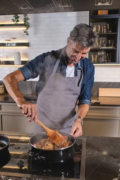 Glimlachende Mannelijke Chef Kok Staat Aan Het Fornuis Roert Pasta — Stockfoto