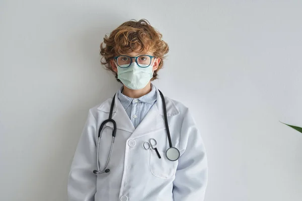 Dziecko Okularach Szlafroku Medycznym Jednorazową Maską Patrzące Kamerę Białym Tle — Zdjęcie stockowe
