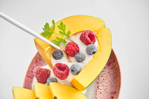 Closeup Van Portie Zoete Papaya Fruit Dessert Bekroond Met Yoghurt — Stockfoto