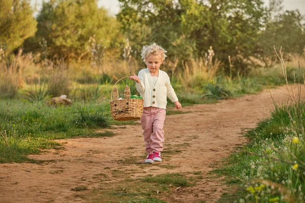 Полное Тело Милая Маленькая Девочка Стильной Одежде Проведение Плетеной Корзины — стоковое фото