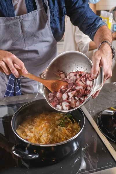 Chef Masculino Irreconocible Parado Estufa Agregando Pulpo Cortado Delicioso Plato —  Fotos de Stock
