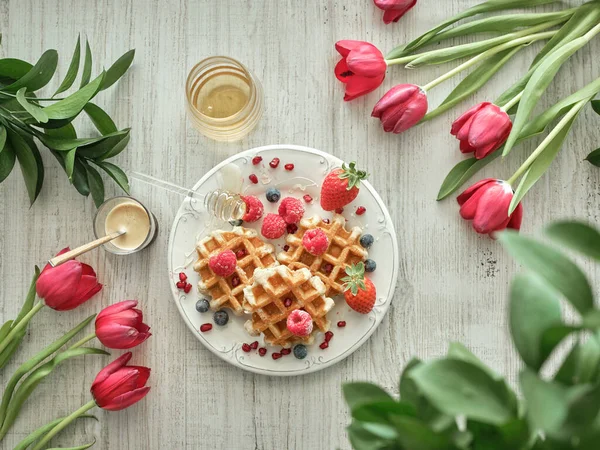 Från Ovan Välsmakande Söta Våfflor Med Mogna Bär Serverade Bord — Stockfoto