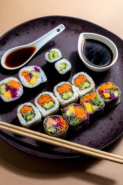 Fin Tallerken Med Vegetabilsk Sushi Rik Velsmakende Sushi Utvalg Perfekt – stockfoto