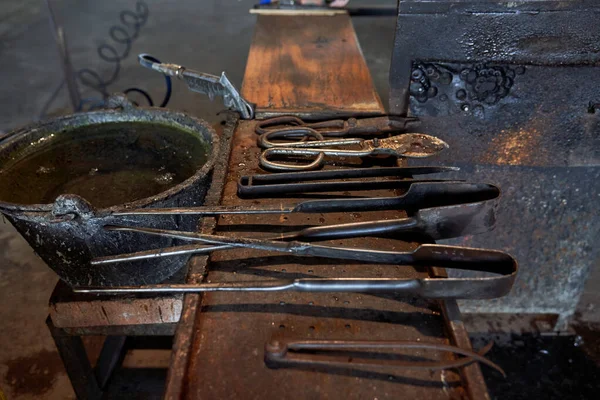 Metalowy Instrument Pracy Gorącymi Szklanymi Miejscami Drewnianym Stole Pobliżu Ceramicznego — Zdjęcie stockowe