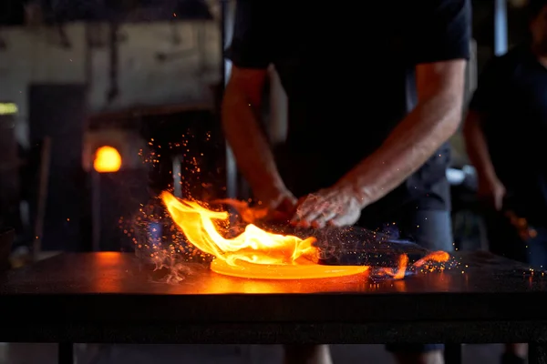 Unbekannter Männlicher Glasschmied Steht Metallwerkbank Und Formt Brennendes Flüssigglas Während — Stockfoto