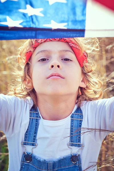 Rozkošný Chlapec Před Dospívající Pokrývající Hlavu Vlajkou Spojených Států Amerických — Stock fotografie