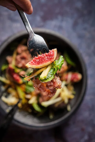 Crop Anonymous Person Eating Delicious Pig Trotter Fresh Vegetables Fig — Stock Photo, Image