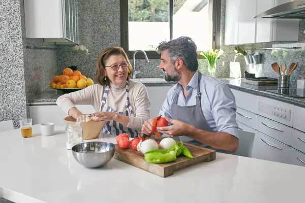 Anne Oğul Evdeki Hafif Mutfakta Hamur Sebzeleri Hazırlarken Gülümseyerek Birbirlerine — Stok fotoğraf