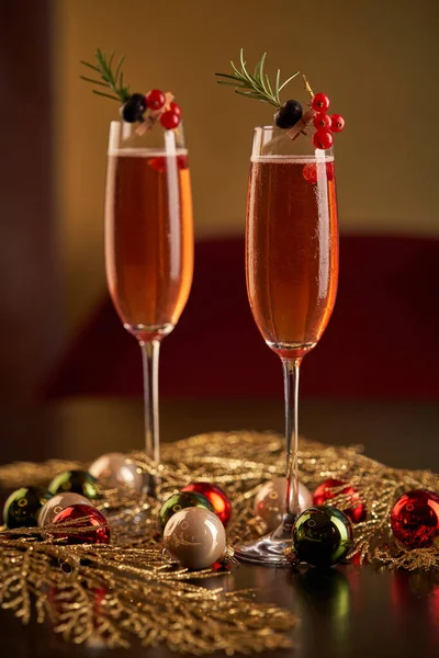 Sklenice Šampaňského Rybízovými Bobulemi Rozmarýnovými Větvičkami Servírované Zdobeném Stole Pestrobarevnými — Stock fotografie