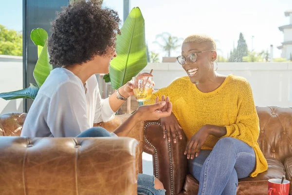 Positiv Afroamerikansk Kvinna Talar Med Vännen Sitter Soffan Hemma Helgen — Stockfoto