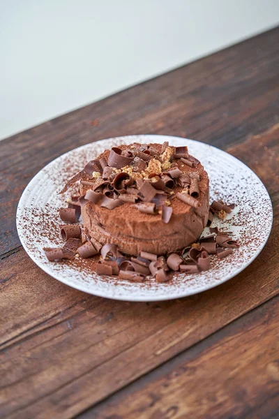 Desde Arriba Delicioso Pastel Chocolate Decorado Con Glaseado Chocolate Virutas —  Fotos de Stock
