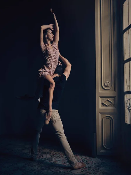 Full Body Ballerina Sitting Shoulder Faceless Male Dancer While Dancing — Stock Photo, Image