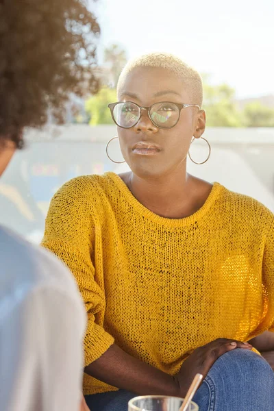 Koncentrerad Afroamerikansk Kvinna Avslappnade Kläder Och Glasögon Tittar Gröda Vän — Stockfoto