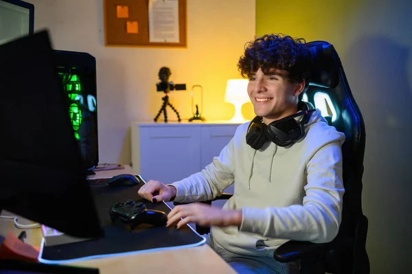 Sorrindo Jovem Jogador Masculino Olhando Para Tela Computador Enquanto Sentado — Fotografia de Stock