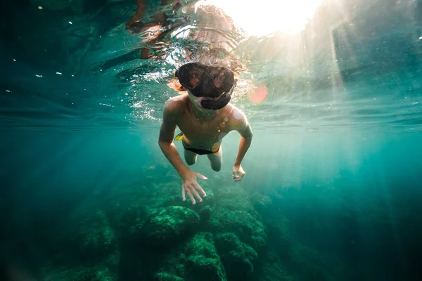 Повне Тіло Молодого Джунгля Сорочки Масці Снорклінгу Досліджує Блакитний Океан — стокове фото