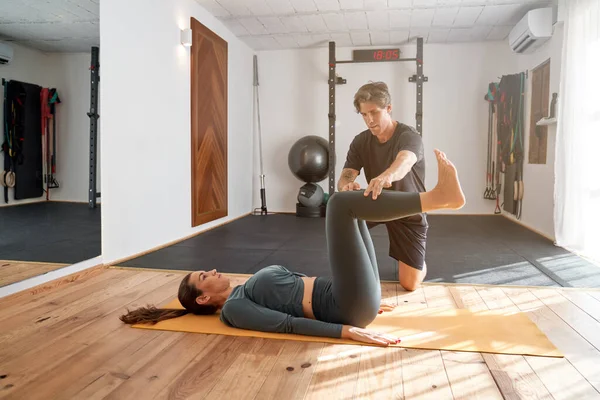Vrouw Sportkleding Liggend Mat Het Uitvoeren Van Yoga Pose Met — Stockfoto