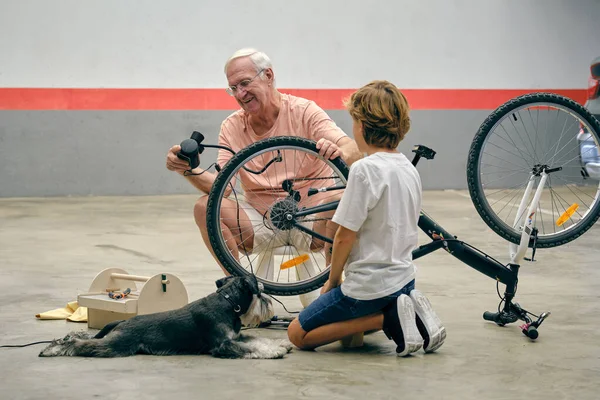 Seniorin Lächelt Und Schaut Auf Pumpe Während Sie Reifen Von — Stockfoto