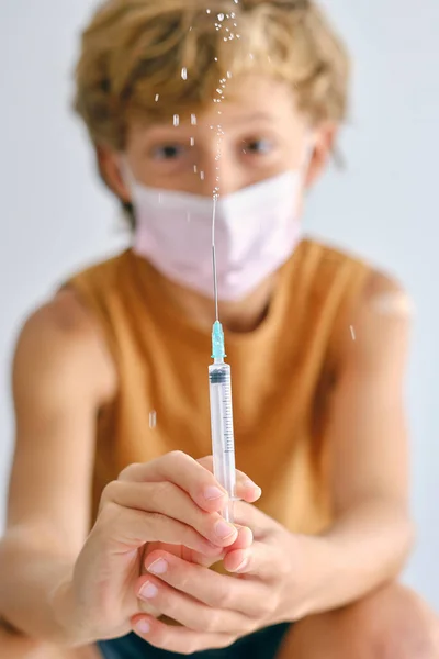 Maska Dla Dziecka Patrząca Kamerę Podczas Kropienia Szczepionką Wstrzykiwacza Podczas — Zdjęcie stockowe