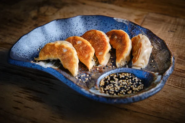 Tipik Çin hamur tatlısı. Kıyma ya da sebze ile doldurulmuş Gyoza ince hamura sarılmış.