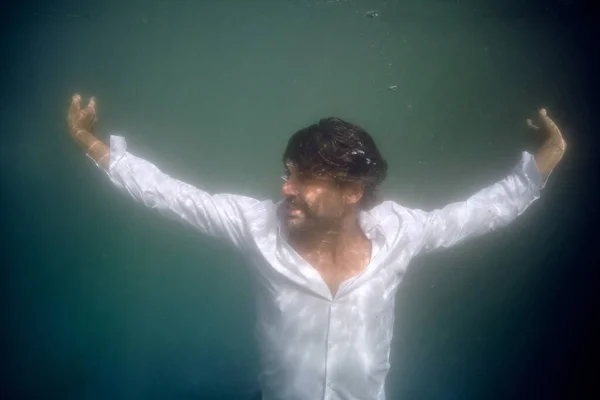 Undervands Skud Midaldrende Stresset Mand Hvid Kort Drukning Dybt Vand - Stock-foto