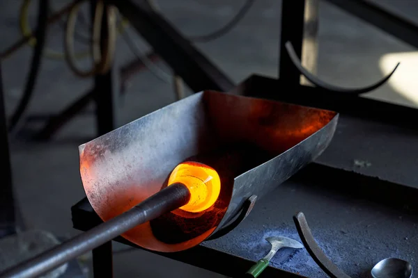 ガラス基盤を作り出すプロセスの吹き抜けの熱い液体ガラス固まりを燃やすこと — ストック写真