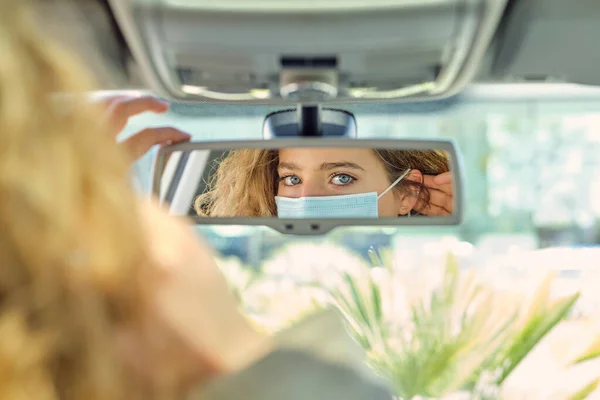 Kırpılmış Sarışın Kadın Otomatik Kameraya Bakarken Dikiz Aynasına Karşı Tek — Stok fotoğraf