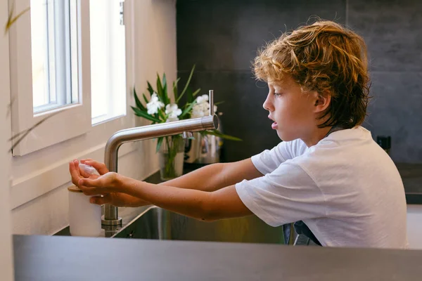 Çocuğun Elindeki Sabunları Fener Mutfağındaki Musluğa Sürerken Yan Bakışı — Stok fotoğraf