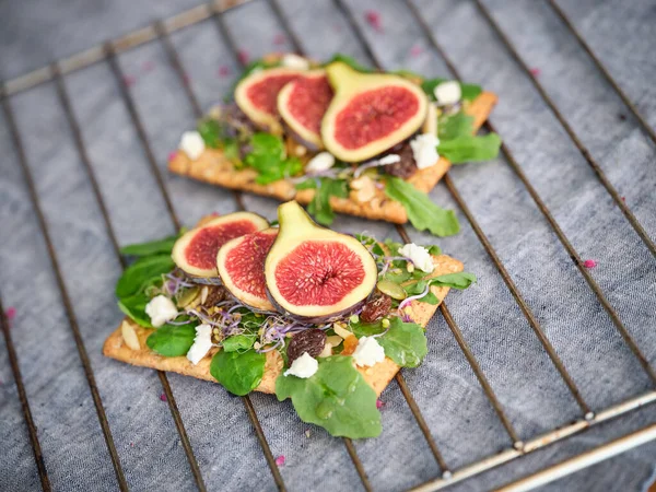 Slices Ripe Figs Placed Table Green Leaves — Stock Photo, Image