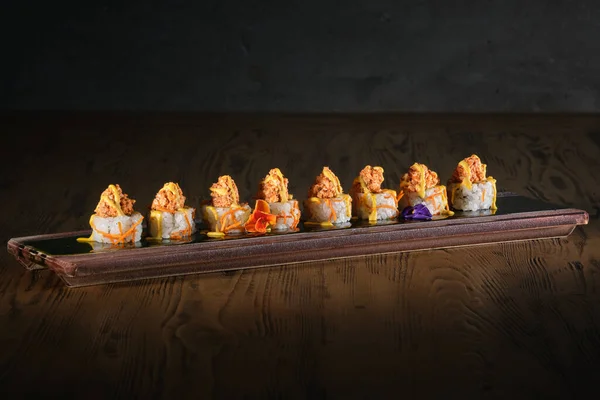 Sushi Met Zalm Verse Saus Geserveerd Bord Met Bloemen Restaurant — Stockfoto