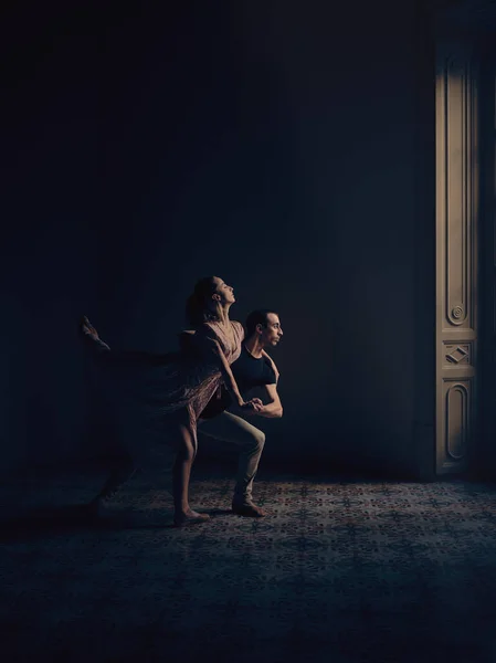 Yetenekli Erkek Kadının Karanlık Stüdyoda Sütunla Dans Ederken Bale Hareketlerini — Stok fotoğraf