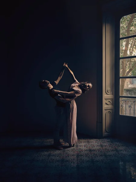 Volledig Lichaam Zijaanzicht Van Getalenteerd Paar Uitvoeren Van Dans Beweging — Stockfoto
