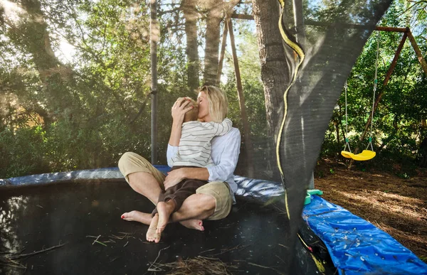 Celé Tělo Matky Objímající Líbající Syna Trampolíně Hřišti Slunečného Dne — Stock fotografie