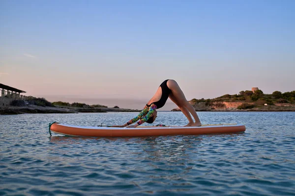 Mayo Giyen Sportif Bayan Sporcu Güneş Batarken Dalgalı Okyanusta Sup — Stok fotoğraf