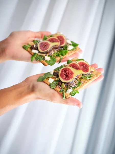 Anonymous Person Demonstrating Delicious Fresh Fig Slices Both Hands Green — Stock Photo, Image