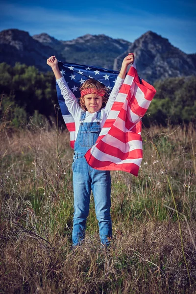 Veselý Předpuberťák Stojící Travnaté Louce Zdviženýma Rukama Vlajkou Spojených Států — Stock fotografie