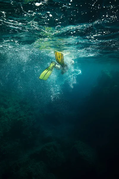 Anonieme Man Gele Flippers Zwemmend Onder Donker Zeewater Met Schuim — Stockfoto