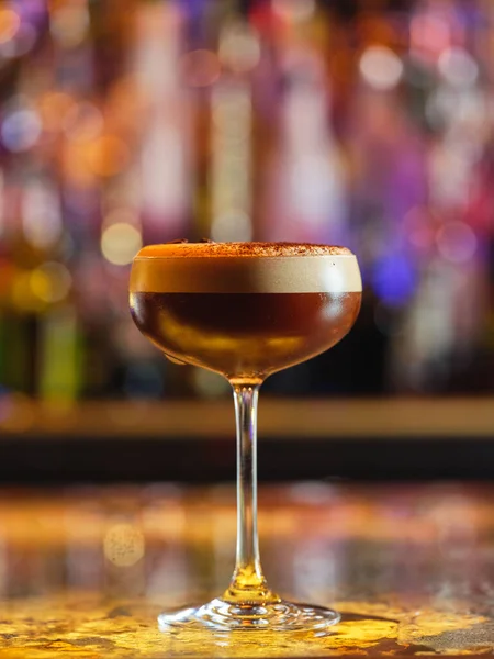 Glas Vol Bruine Alcoholische Espresso Cocktail Met Wit Schuim Geserveerd — Stockfoto