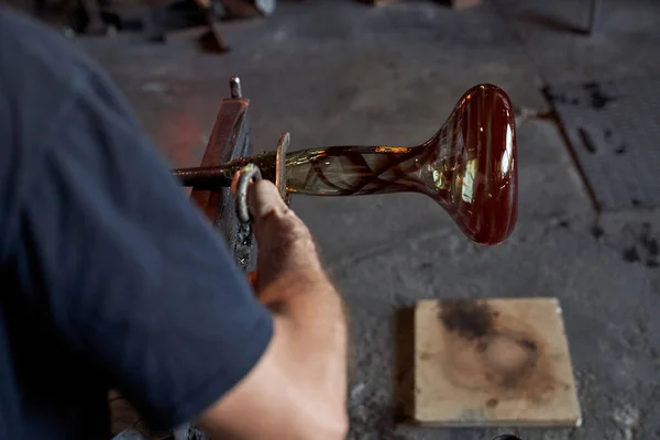ガラス張りの工場で働いている間ブローパイプおよびツイーザーを使用してホッカの花瓶を作る過程で認識できない男性のガラスミス — ストック写真