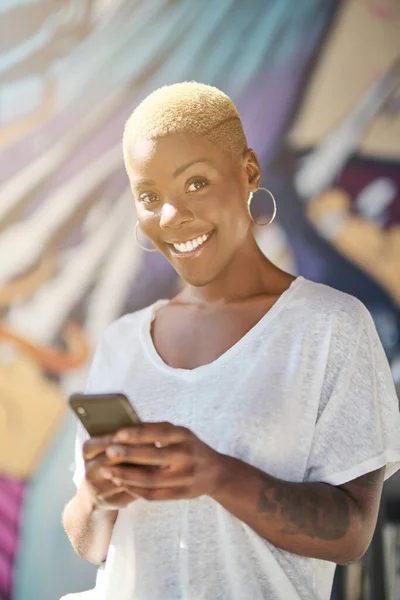 Glada Unga Snygga Afroamerikanska Kvinna Med Kort Färgat Hår Örhängen — Stockfoto