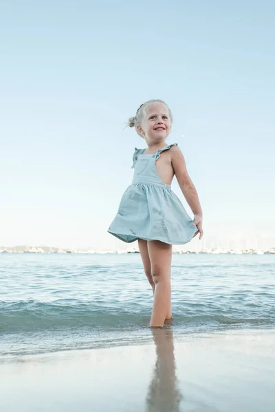 Adorable Niña Vestido Azul Pie Cerca Del Mar Ondeando Mirando — Foto de Stock