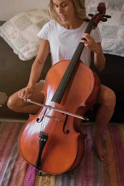 Talentuosa Musicista Con Violino Seduta Sul Divano Che Suona Melodia — Foto Stock