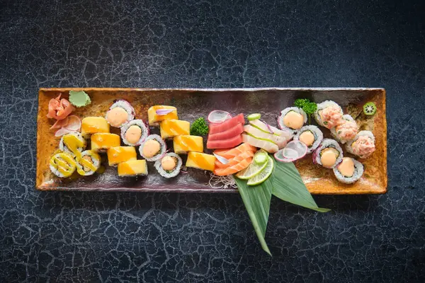 Tray Beautifully Presented Sushi Pieces — Stock Photo, Image