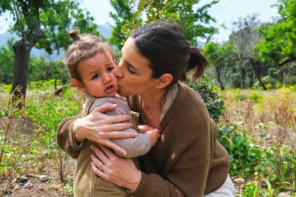 Positivo Giovane Madre Etnica Abbracciare Baciare Carina Guancia Figlia Delicatamente — Foto Stock