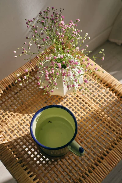 Cima Caneca Ferro Com Chá Verde Aromático Flores Gypsophila Florescendo — Fotografia de Stock